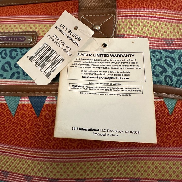 NWT Lily Bloom Pattern 22 Inch Duffel Bag with 2-Rolling Wheels, carry on - Picture 4 of 12